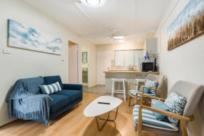 Tropical Unit with Private Fenced Garden Close to The Beach 4